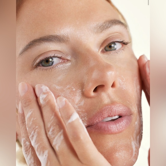 The Outset Gentle Micellar Antioxidant Cleanser - Picture 5 of 8